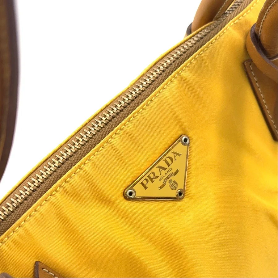 Prada Triangle-Logo Handtasche